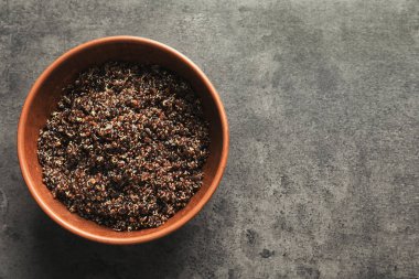 Bir kase haşlanmış quinoa tahıl