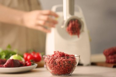 Taze forcemeat ile kase 