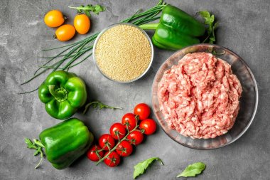 Quinoa için malzemeler gri arka plan üzerine biber dolması