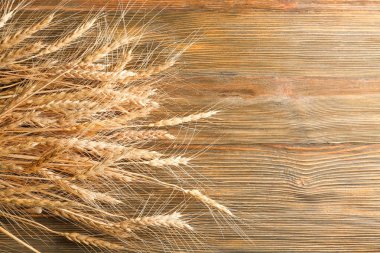 Ahşap masa üzerinde olgunlaşmış spikelets