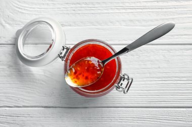 Cam Kavanoz ve kaşık biber sosu ile