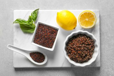 Kase haşlanmış ve ham quinoa tahıl ile