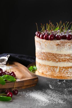 kek kiraz ile dekore edilmiş 