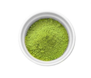 Kenevir protein tozu üzerinde beyaz izole kase,