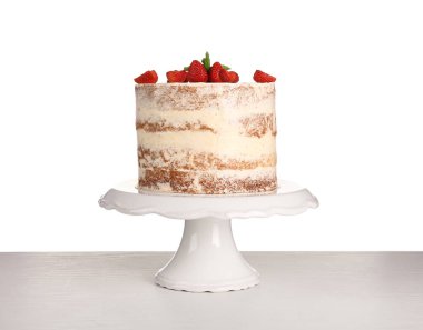 Beyaz arka plan üzerinde çilek ile lezzetli pasta