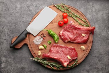 Rosemary ile iki çiğ biftek