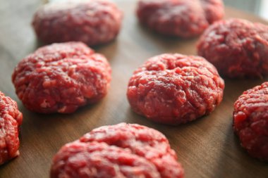 Pirzola forcemeat ahşap tahta üzerinde yapılan