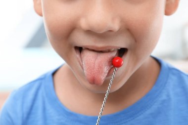 Sonda konuşma terapisti'nın ofisinde, portre sevimli çocukla