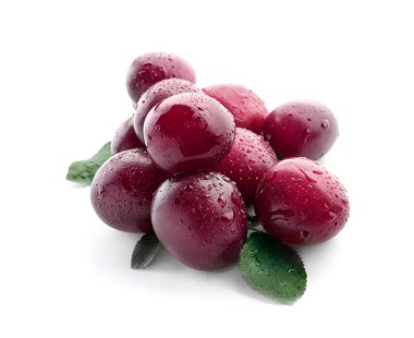 Beyaz arka plan üzerinde olgunlaşmış taze Erik