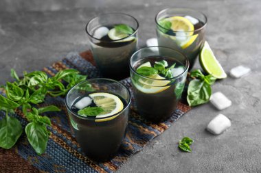 Fesleğen su masada bardaklarda