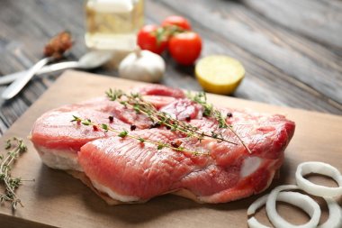 Tahta masada taze çiğ biftek ile