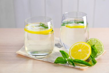 Bardak fesleğen su tablo ile kompozisyon