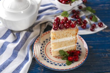 kek kiraz plaka ile dekore edilmiş