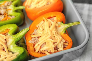 Quinoa Pişirme çanağı, closeup içinde peynirli biber dolması