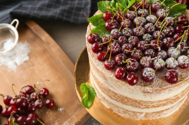 kek kiraz ile dekore edilmiş 