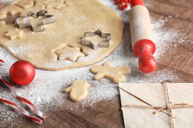 Ahşap masa üzerinde Noel kurabiyeleri için hamur ile kompozisyon
