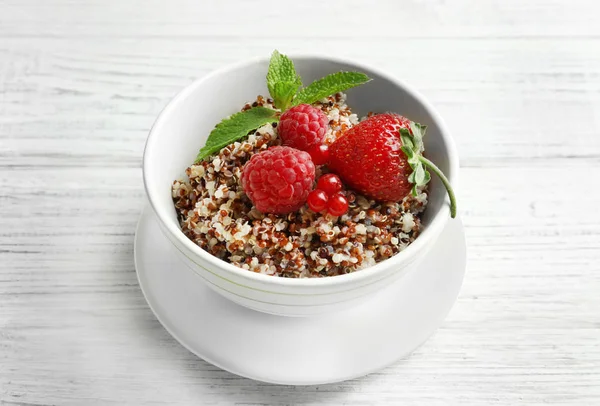 Leckere Quinoa mit Beeren — Stockfoto