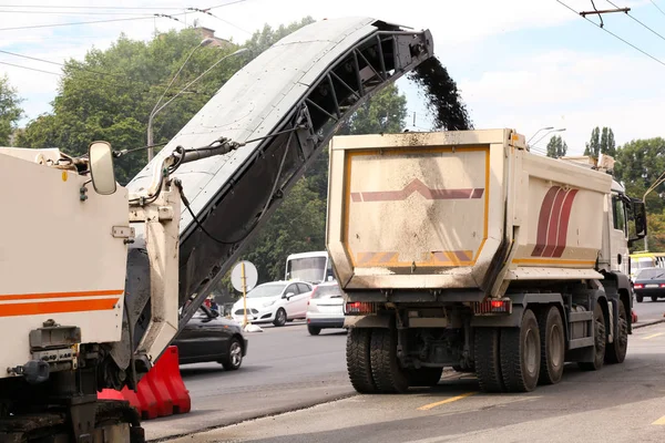 Asphaltfräsmaschine arbeitet auf der Stadtstraße — Stockfoto