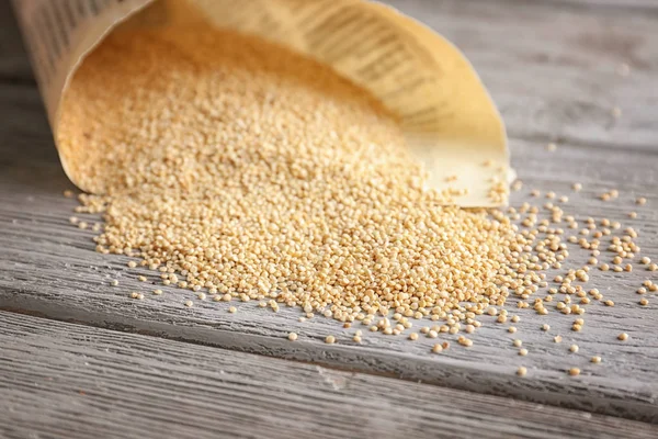 Sementes de quinoa na mesa de madeira — Fotografia de Stock