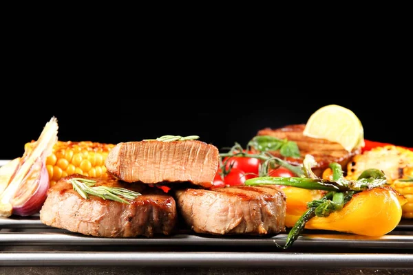 Steaks vom Grill und Gemüse — Stockfoto