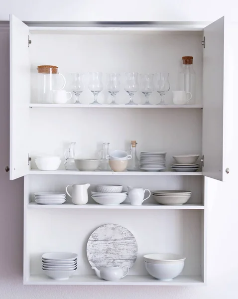 Keukenkastje met verschillende schone serviesgoed — Stockfoto