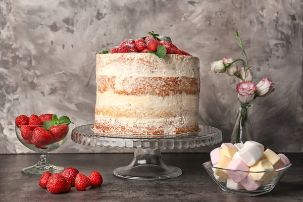 Délicieux gâteau aux fraises — Photo