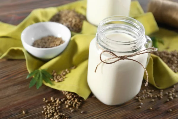 Kenevir süt ile jar — Stok fotoğraf