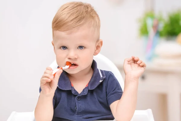 Bedårande liten pojke borsta tänderna hemma — Stockfoto