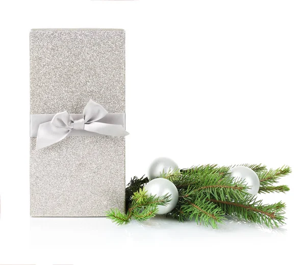 Geschenkbox und Weihnachtsdekoration — Stockfoto