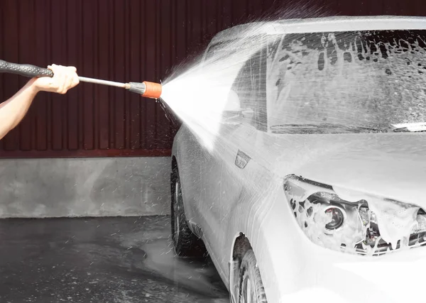 Hombre coche de limpieza con agua de alta presión — Foto de Stock