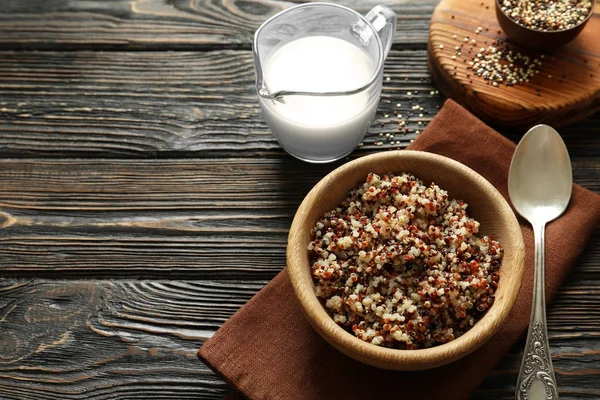 Mangkuk dengan butir rebus quinoa — Stok Foto