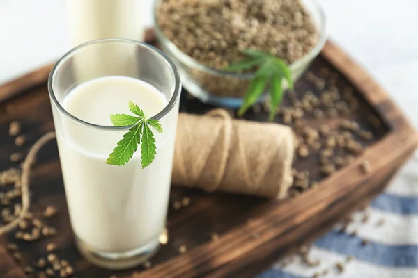 Kenevir süt ile cam — Stok fotoğraf