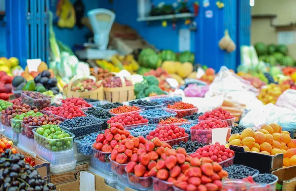 Választék a friss bogyós gyümölcsök és a gyümölcsök, a piacra — Stock Fotó