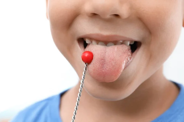 Lindo chico con sonda sobre fondo blanco, primer plano. Concepto de corrección del habla — Foto de Stock