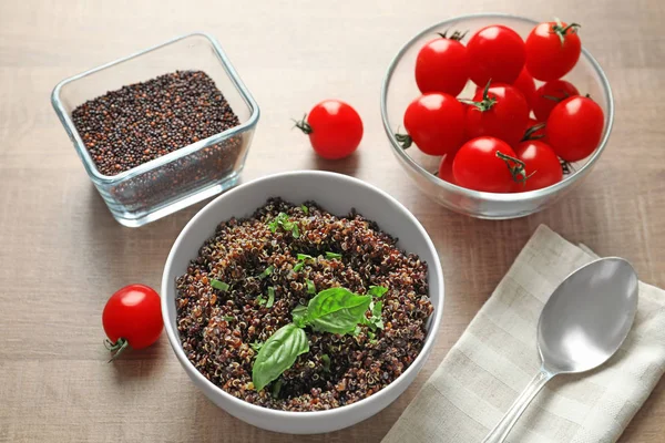 Skål med kokt quinoa kärnor — Stockfoto