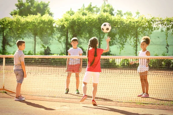 Bonito crianças brincando em campo de esportes ao ar livre — Fotografia de Stock