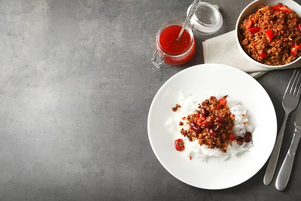 Chili con carne serveras med ris — Stockfoto