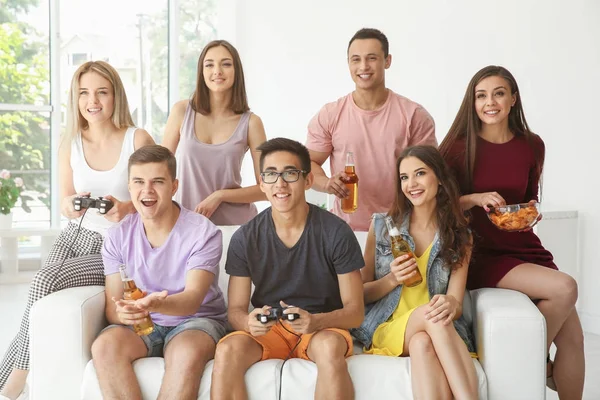 Amigos jogando videogames na TV em casa — Fotografia de Stock