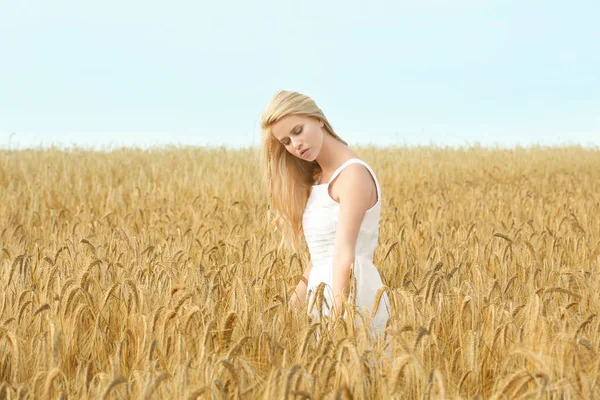 Jeune femme dans le champ de blé — Photo