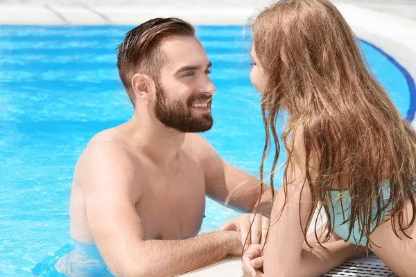 Feliz pareja joven en la piscina — Foto de Stock