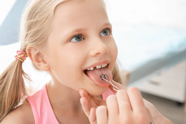 Mädchen im Büro des Therapeuten — Stockfoto