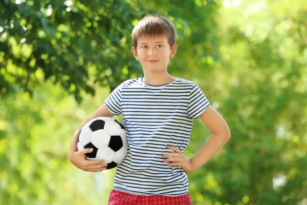 Милый мальчик с футбольным мячом в парке — стоковое фото