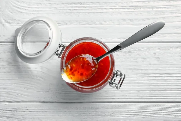 Cam Kavanoz ve kaşık biber sosu ile