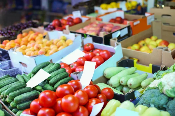 Berbagai macam sayuran dan buah-buahan segar di pasar — Stok Foto