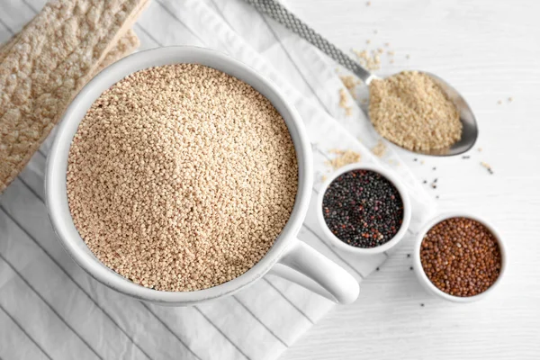 Composição com sementes de quinoa em copo na mesa — Fotografia de Stock