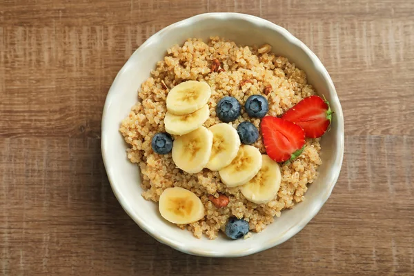 Lezzetli quinoa ile plaka — Stok fotoğraf