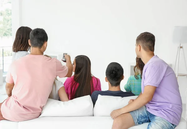 Amigos viendo televisión en casa — Foto de Stock