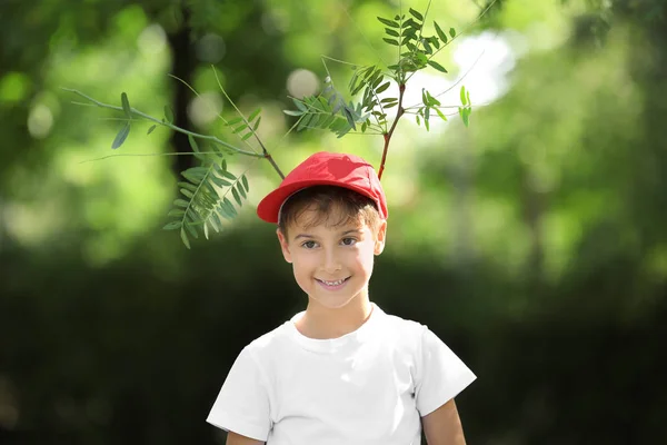 Niño con cuernos hechos de ramas de árboles al aire libre — Foto de Stock