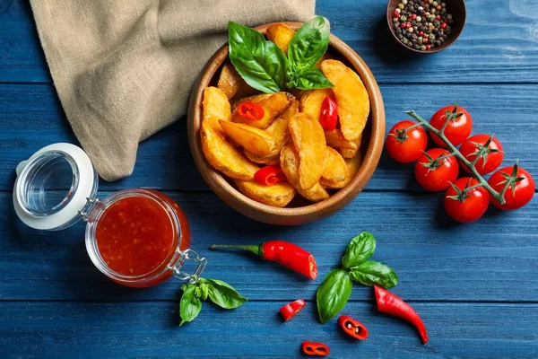 Composition avec pommes de terre frites et sauce chili sur table en bois — Photo