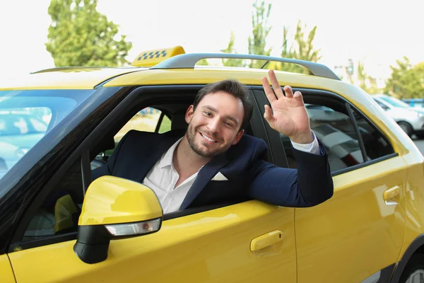 Mannelijke taxichauffeur zit in gele auto — Stockfoto